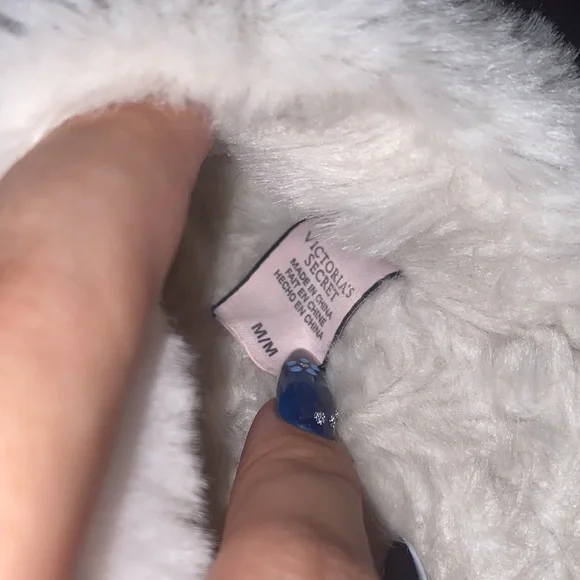 LIKE NEW- VICTORIAS SECRET CLOSED TOE FAUX FUR SWEATER SLIPPERS - SIZE MEDIUM - Picture 7 of 7